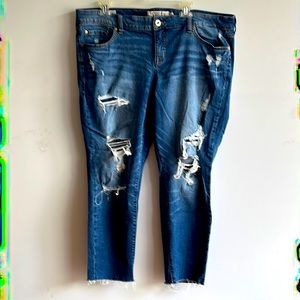 TORRID size 18 Boyfriend cropped medium wash blue jeans
